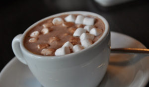 Mini marshmallow in una tazza di cioccolata calda