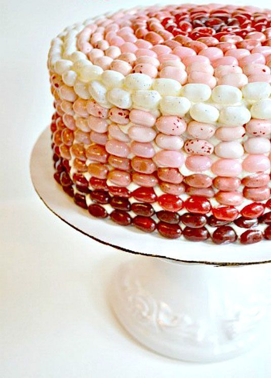 Torta decorata con jelly beans caramelle gommose a forma di piccoli fagioli