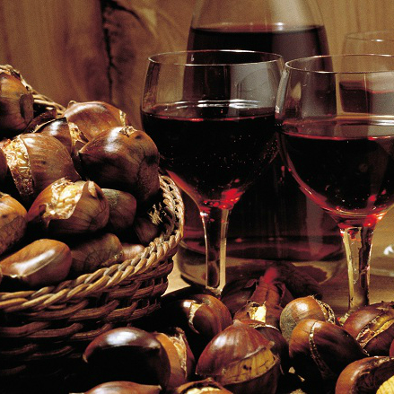 composizione di due calici di vino con caldarroste per la festa di San Martino