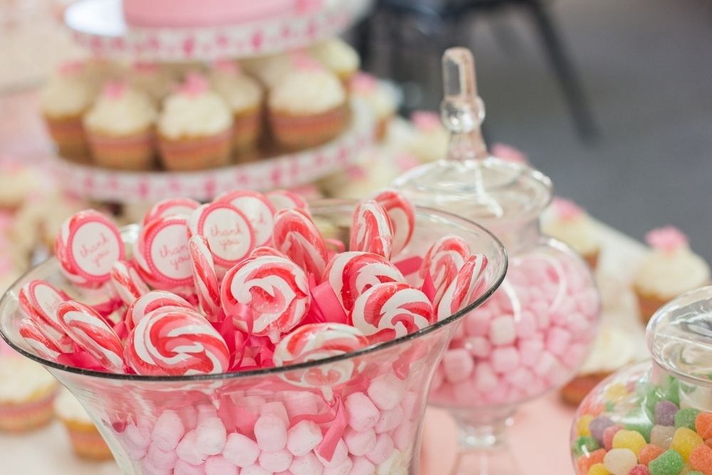 Eventi, cerimonie e feste a tema dolciumi e confetti incartati per confettate e sweet table