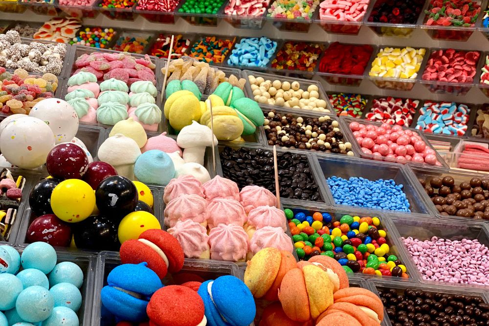 dolciumi esposti al pubblico in un negozio di caramelle