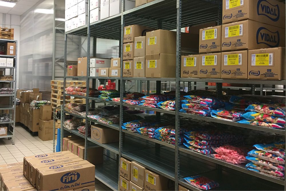 Panoramica interno magazzino punto vendita Prodotti Dolciari RIGATO ingrosso online caramelle