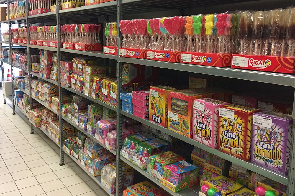 Veduta interno scaffali con prodotti magazzino punto vendita Prodotti Dolciari RIGATO ingrosso online caramelle
