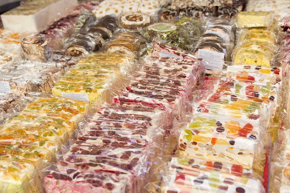 Torrone artigianale prodotto tipico italiano per autunno inverno