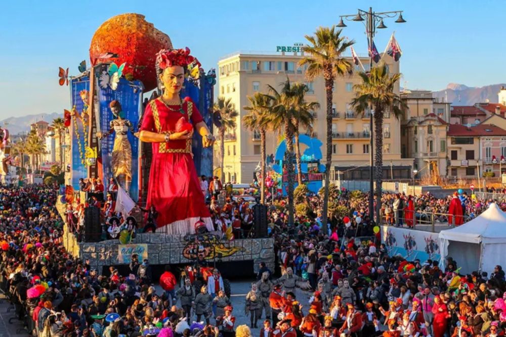 Carnevale di Viareggio maschere e sfilate sul lungomare