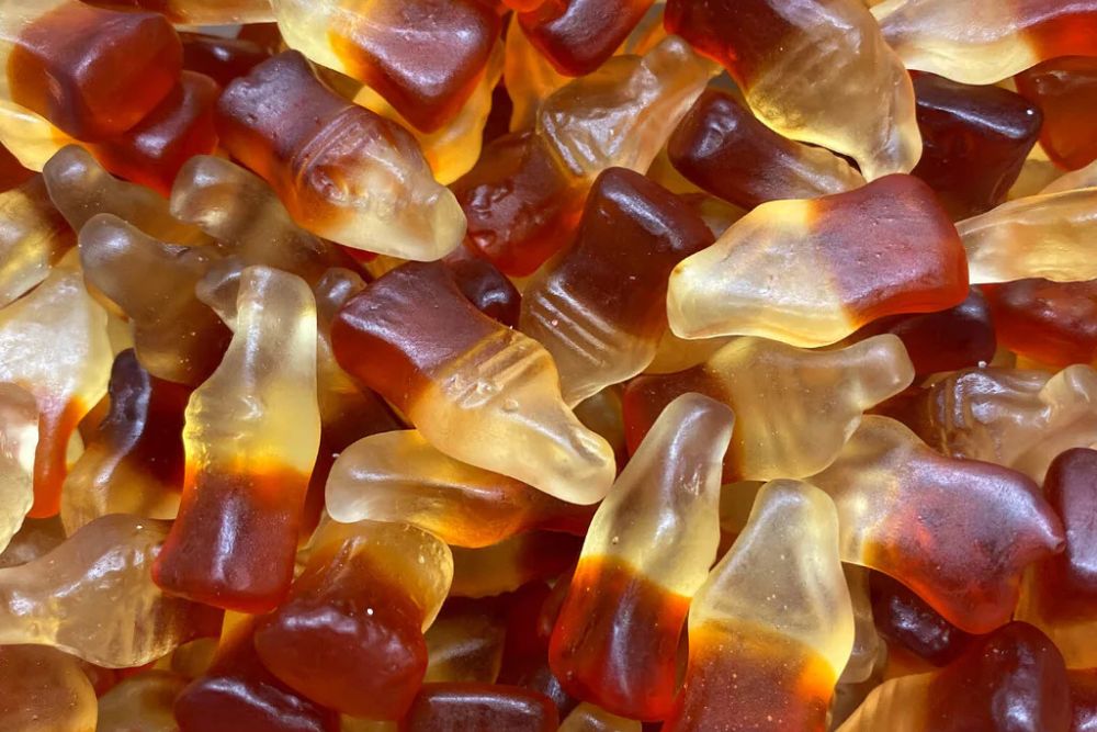 Primo piano di caramelle gommose Haribo Happy Cola a forma di bottiglietta.