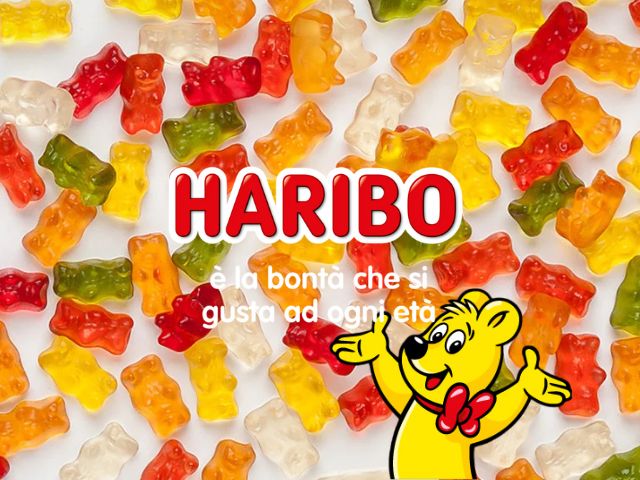 Orsetti gommosi colorati Haribo sparsi su uno sfondo bianco con il logo HARIBO, una simpatica mascotte orsetto giallo con papillon rosso e lo slogan "Haribo è la Bontà che si gusta ad ogni Età".