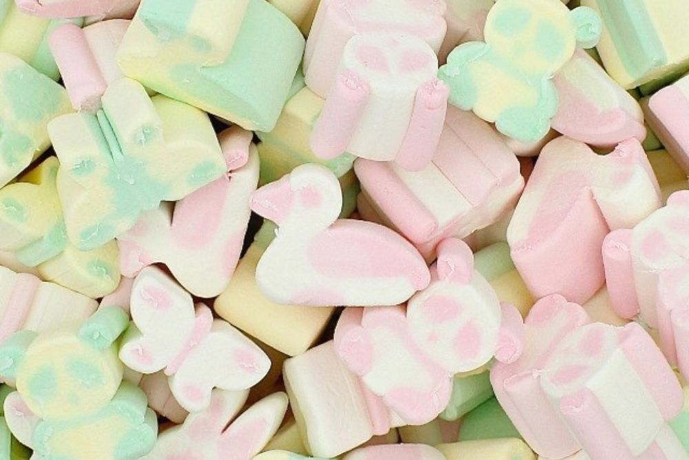Marshmallow colorati a forma di animaletti divertenti (orsetti, papere e coniglietti), in tonalità pastello rosa, verde e giallo