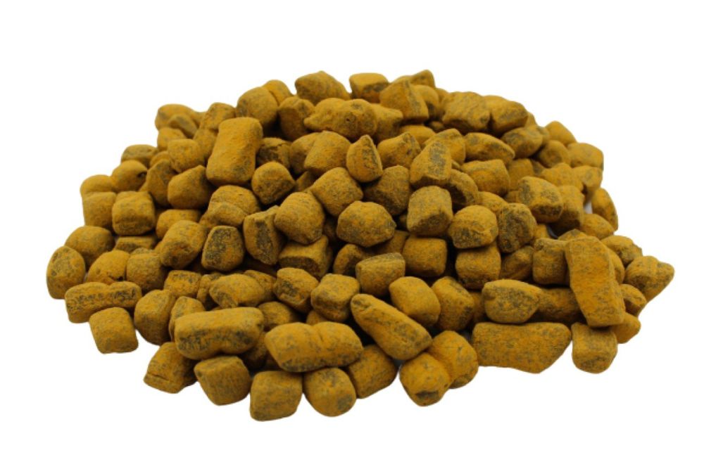 Quadretti Zenzero Kordofan di Liquirizia Pura di Shiraz disposti a mucchietto su sfondo bianco