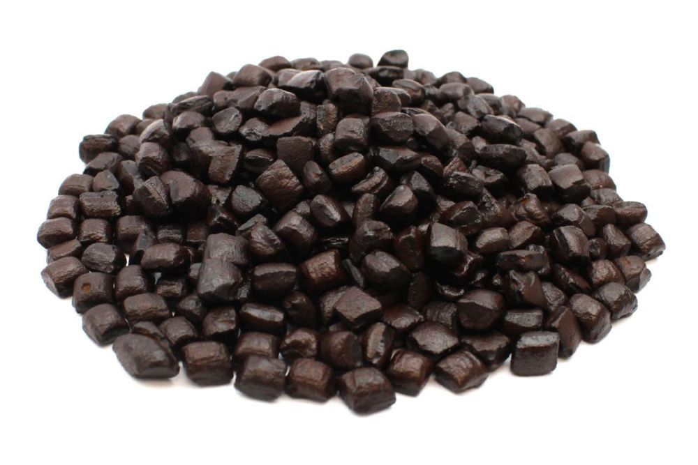 Quadretti Integrale Miele Kordofan di Liquirizia Pura di Shiraz disposti a mucchietto su sfondo bianco