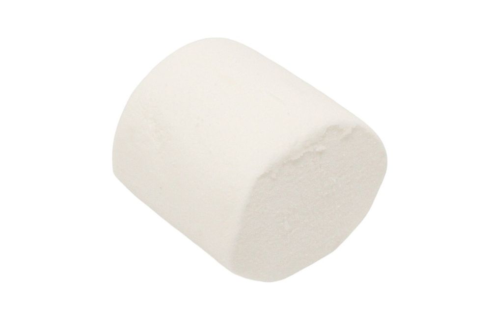 Marshmallow bianco soffice e cilindrico su sfondo bianco.