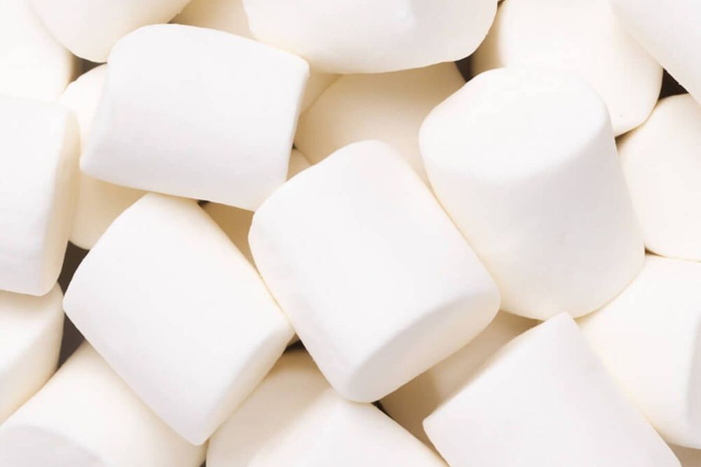 Primo piano di morbidi marshmallow bianchi sovrapposti in modo casuale.