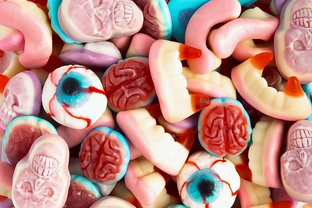 Caramelle gommose a forma di denti vampiro, dentiera, cervelli, teschi e occhi spaventosi per Halloween.