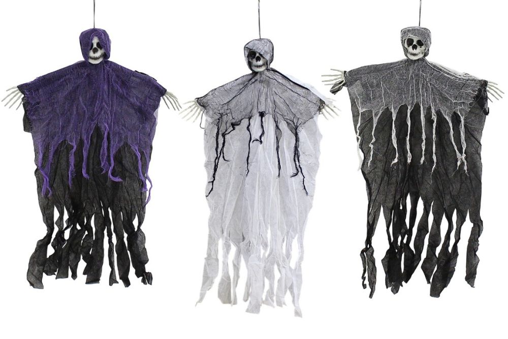 Tre decorazioni di Halloween a forma di fantasma da appendere, con volti a teschio, vesti di garza logora e braccia tese, nei colori viola, bianco e nero su sfondo bianco
