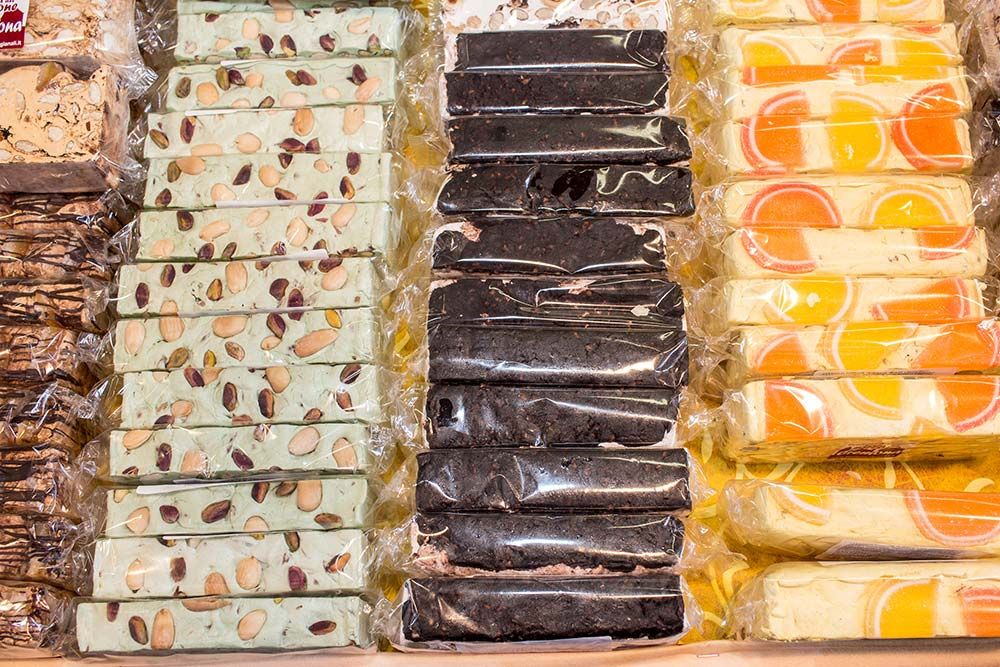 Soggettiva stecche classiche di torrone assortito (pistacchi, cioccolato,  agrumi, caffè) confezionate singolarmente.