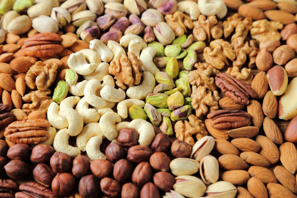 Primo piano di un invitante e salutare assortimento di frutta a guscio - pistacchi, anacardi, mandorle, noci, nocciole e noci del Brasile -.